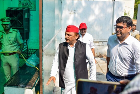 Akhilesh Yadav reaches postmortem house after death of brother Prateek Yadav (1) (1)