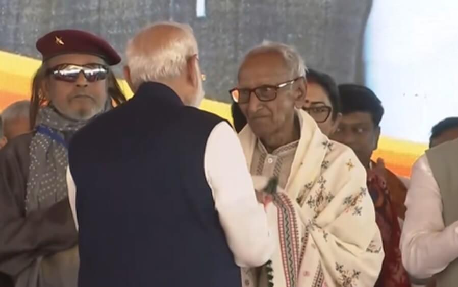 PM Modi takes blessings from Makhanlal Sarkar (1) (1)