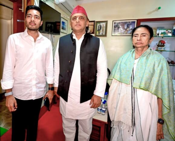 akhilesh yadav meets Mamata Banerjee (1) (1)