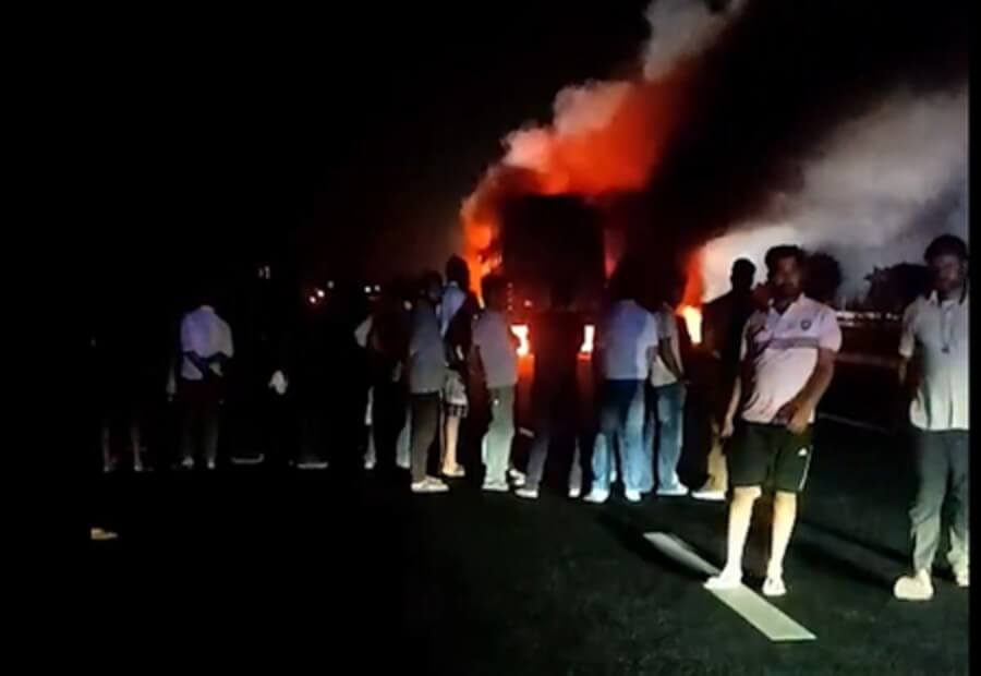 bus catches fire on agra-lucknow expressway (1) (1)