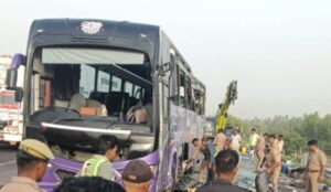 bus turns turtle on lucknow agra expressway (1) (1)