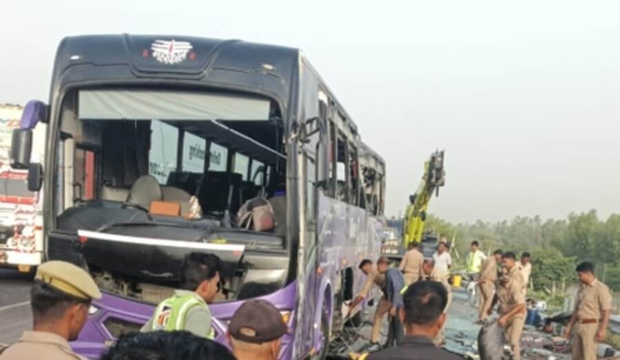 bus turns turtle on lucknow agra expressway (1) (1)
