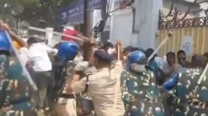 police lathicharge students in patna (1)
