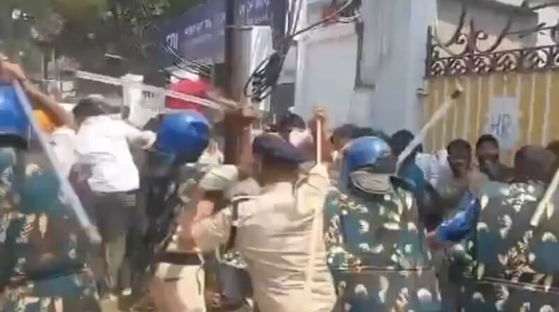 police lathicharge students in patna (1)