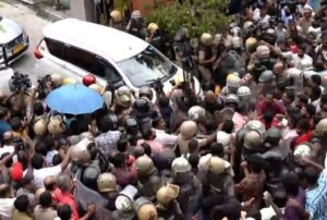 workers of cpi (m) attack ED officials in Kerala (1) (1)