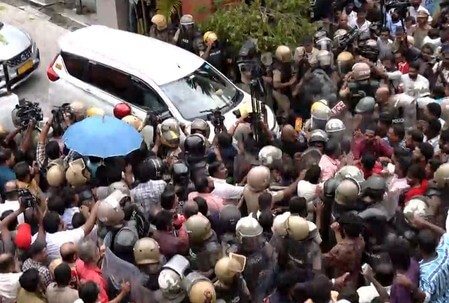 workers of cpi (m) attack ED officials in Kerala (1) (1)