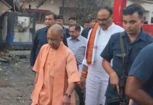 cm yogi visits fire mishap site in lucknow (1)