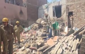 delhi lpg blast building falls