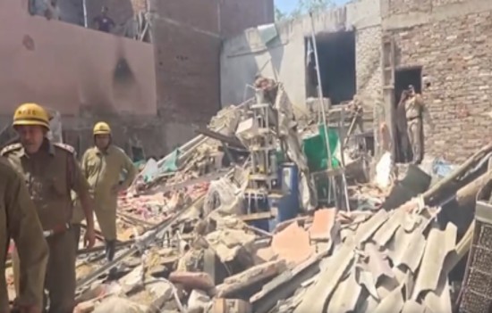 delhi lpg blast building falls