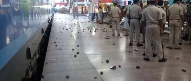 students pelt stones at patliputra railway station (1)