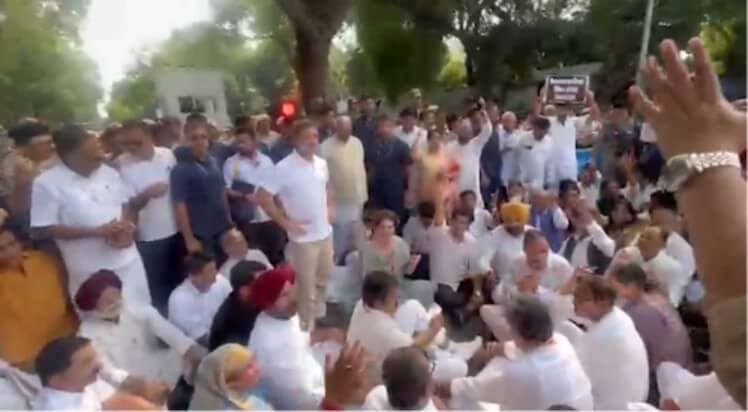 Rahul Gandhi protest outside PM Modis house (1)