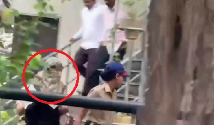 Siya goel shows middle finger to media (1)