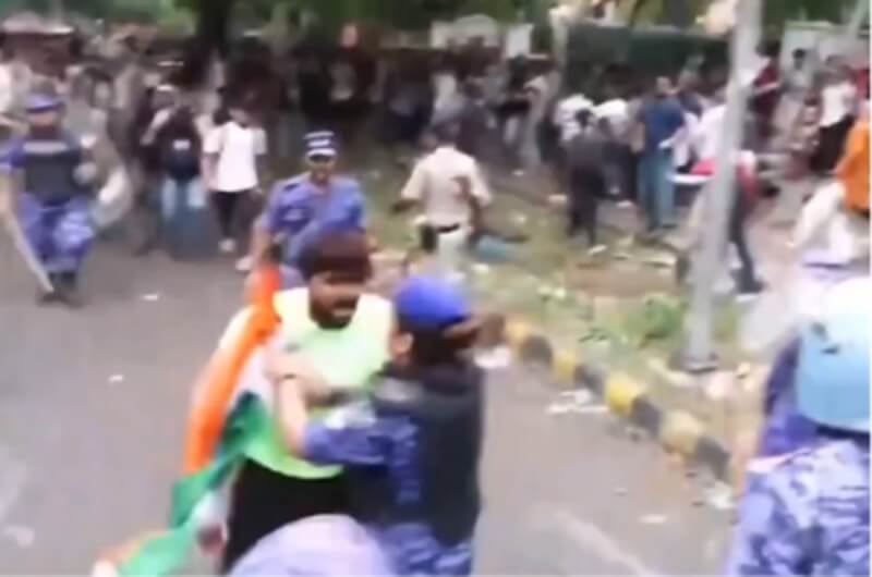 man shouts maaro mujhe maaro (1)