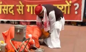 pappu yadav reaches parliament dressed as Sadhu (1)