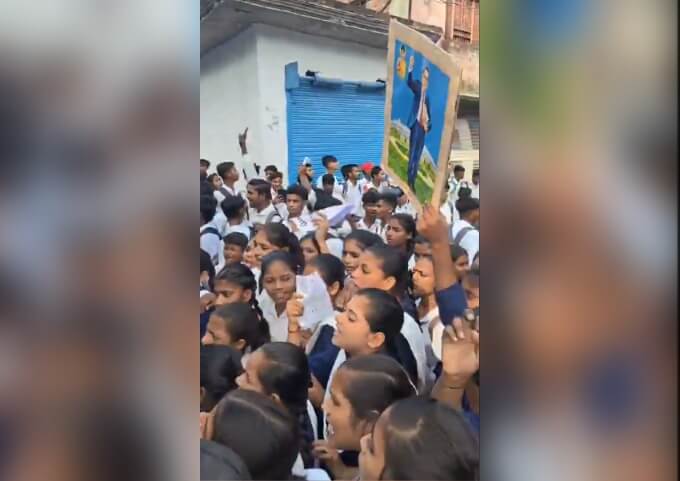 protest by school students in fatehpur UP (1)