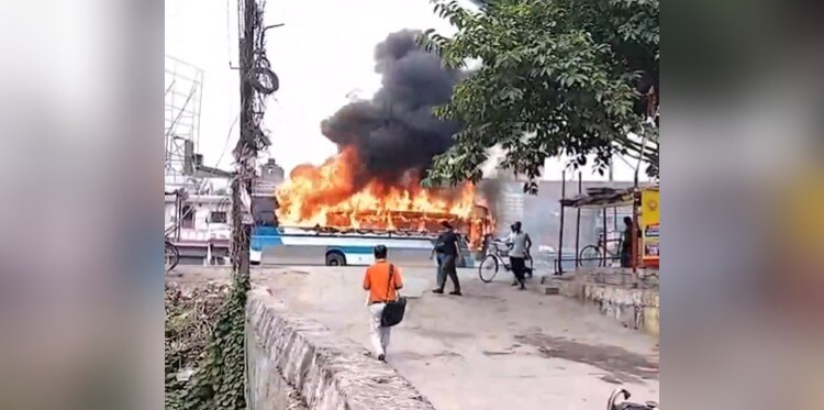 bus set on fire in Patna 1 (1)