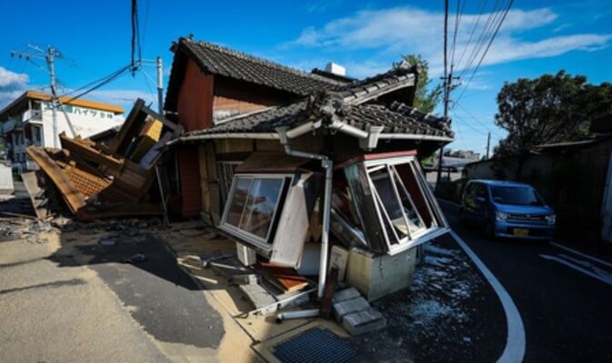 earthquake house collapsed in Japan (1) (1)