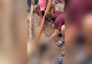nepal flood man stealing ear rings from woman dead body, arrested (1)