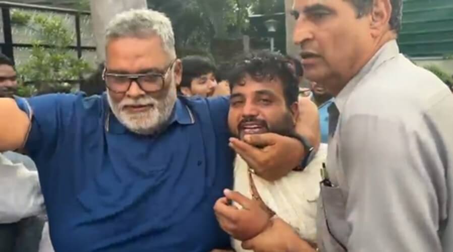 pappu yadav attacked with slipper ians (1)