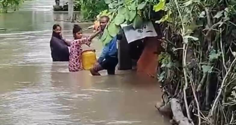 flood in maharajganj after water released from Nepal IANS Sep 28 (1) (1)