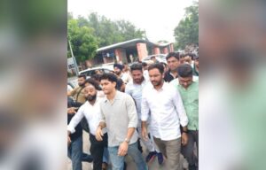 saurav das and ashutosh ranka protest outside parliament street police station in delhi sep 04 IANS (1)