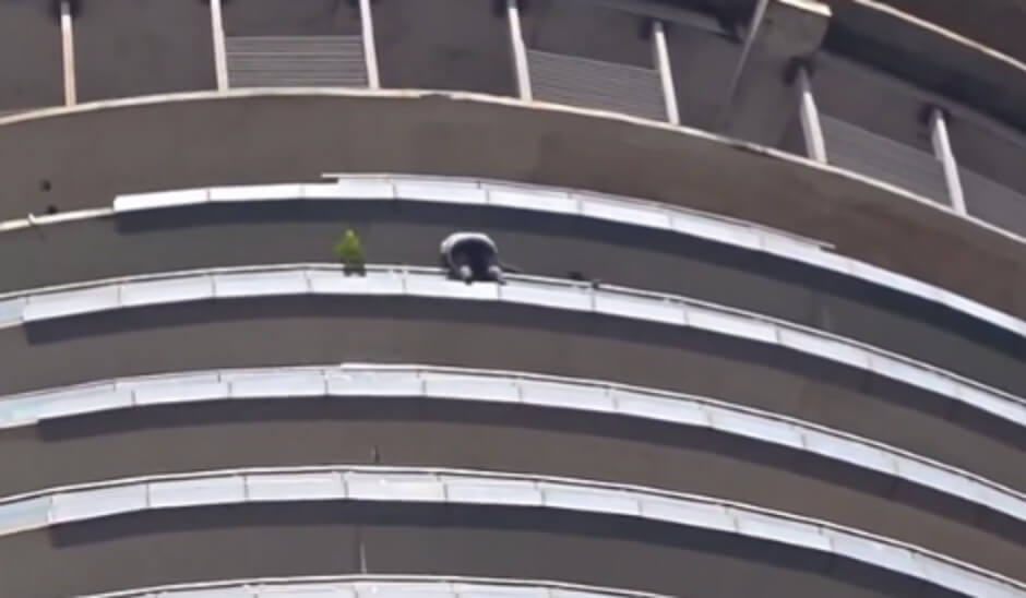 man jumps from 43rd floor of building in Noida (1)